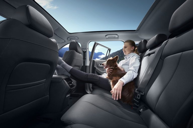 Wide-body-sofa-Girl---1536x1025